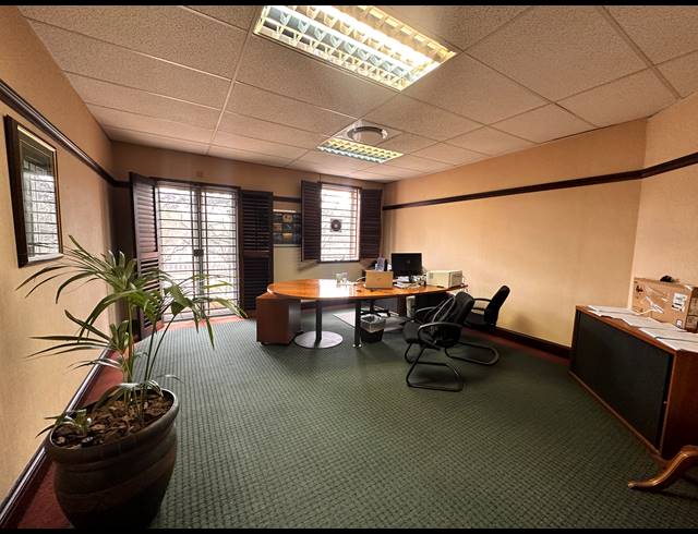 253M² OFFICE TO LET IN HOUGHTON ESTATE